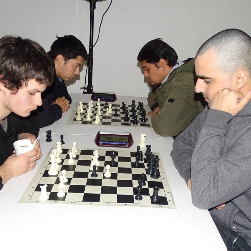 Torneo-Ajedrez---Alex-Guttler,-3er-lugar,-en-una-partida